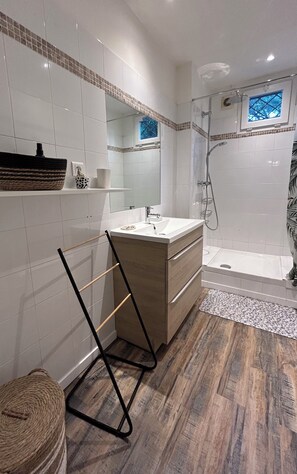 Shower, hair dryer, towels, toilet paper