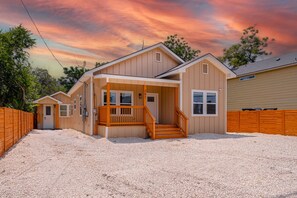 House - Generous 4BR 3BA Charmer Near Glorius Downtown (San Antonio)