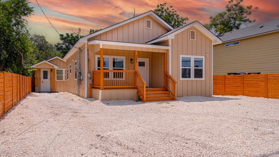Generous 4BR 3BA Charmer Near Glorius Downtown