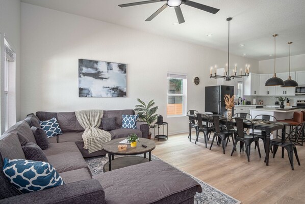 House - Generous 4BR 3BA Charmer Near Glorius Downtown (San Antonio)