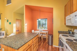 Fridge, microwave, oven, stovetop - 2 Bedrooms Plus Loft 3 beds Wi-Fi - Running Water + HOT TUB (Fairbanks)