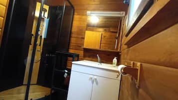 SĂšche-cheveux, serviettes fournies, papier toilette