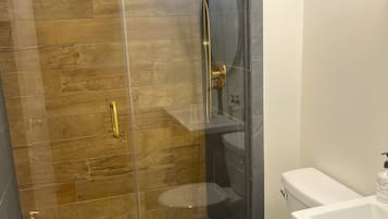 Regadera, secadora de cabello, toallas, jabón