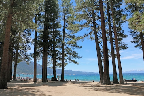 Charming 3-bedroom Ski Cabin on Golf Course in lovely Incline Village