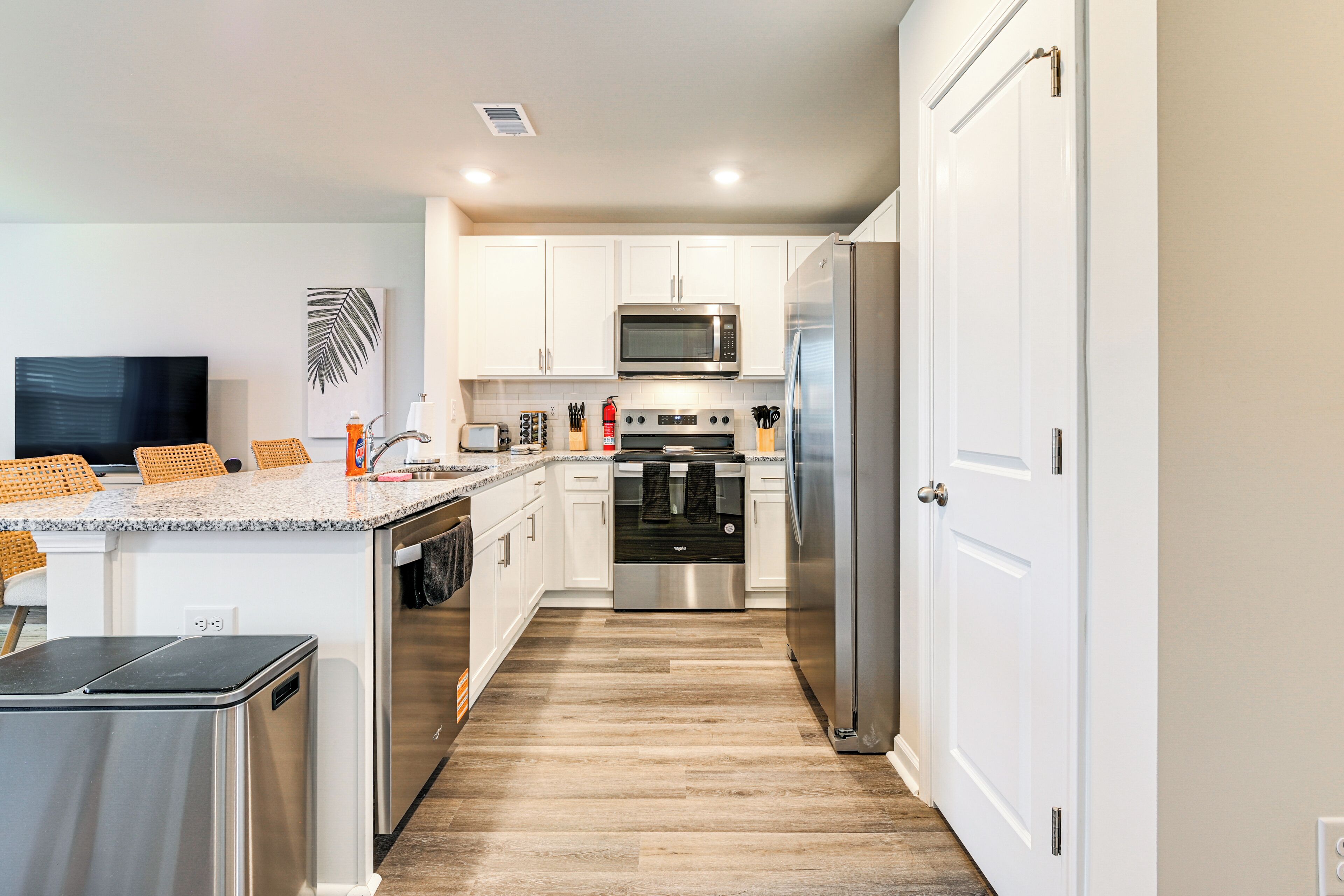 Coffee/tea maker, fridge, microwave, stovetop