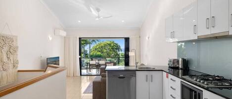 ثلاجة، ميكروويف، فرن، موقد طهي مسطح