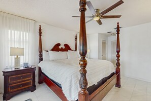 3 bedrooms, iron/ironing board, Internet, bed sheets - Waterfront with pool, dog friendly, spacious home on waterway close to Gulf (Punta Gorda)