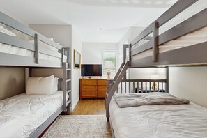 2 bedrooms, Internet, bed sheets - Updated ground floor condo w/ patio, fireplace, ski locker, door to door shuttle (Stratton)