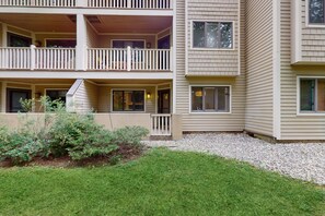 Exterior detail - Updated ground floor condo w/ patio, fireplace, ski locker, door to door shuttle (Stratton)