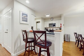 Fridge, microwave, oven, stovetop - Updated ground floor condo w/ patio, fireplace, ski locker, door to door shuttle (Stratton)