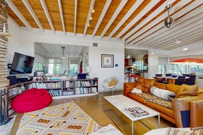 Fernseher, Kamin, DVD-Player