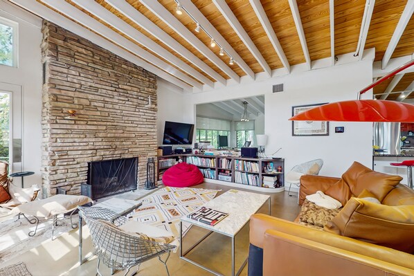 Una televisión, una chimenea, un reproductor de DVD