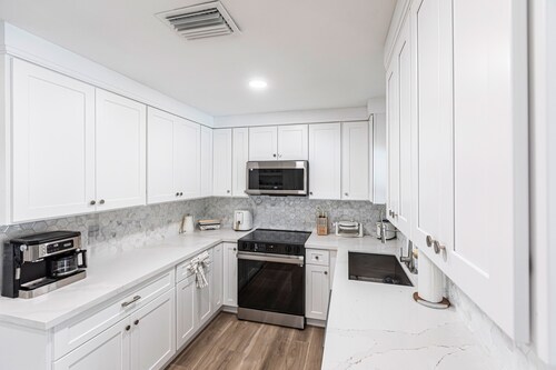 Exquisite home with private pool, washer & dryer, and internet