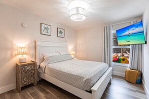 3 bedrooms, iron/ironing board, Internet, bed sheets - Exquisite home with private pool, washer & dryer, and internet (Marco Island)