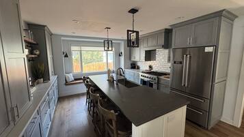 Een magnetron, een oven, een kookplaat, een vaatwasser