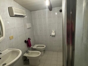 Haartrockner, Handtücher, Toilettenpapier