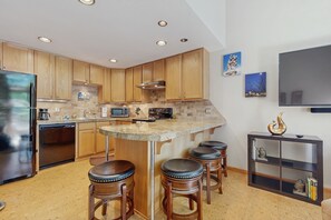 Frigorifero, microonde, forno, piano cottura