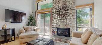 Golf Course Condo - dog friendly w/ community pool, hot tub & tennis courts