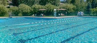 Golf Course Condo - dog friendly w/ community pool, hot tub & tennis courts