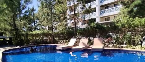 Una piscina al aire libre