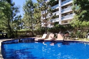 Outdoor pool - Romantic Tagaytay Escape, Cozy & Near Top Spots + Nice Amenities & Free Parking (Tagaytay City)
