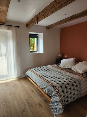 3 chambres, lit parapluie, draps fournis