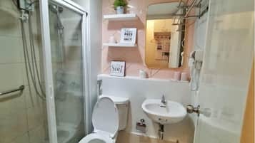 Regadera, secadora de cabello, toallas, jabón