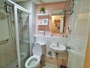 Douche, sèche-cheveux, serviettes fournies, savon