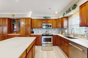 冰箱、微波炉、烤箱、炉灶