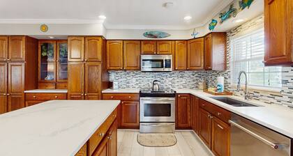 Cozy home with private pool, lanai, & washer and dryer - pool spa