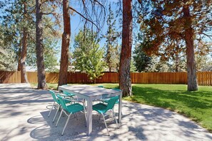Outdoor dining - Charming & Family-Friendly Retreat with Wood Stove, Washer/Dryer & Fenced Yard (Sisters)