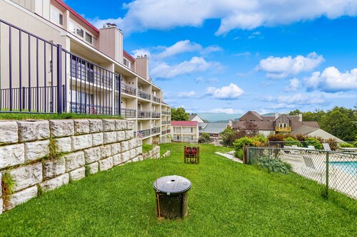 Ski-in/ski-out ground floor condo near slopes, balcony, fireplace, pool, wifi