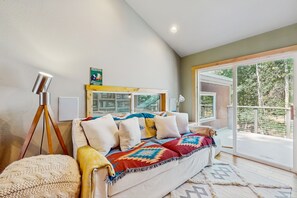 4 bedrooms, iron/ironing board, internet, bed sheets