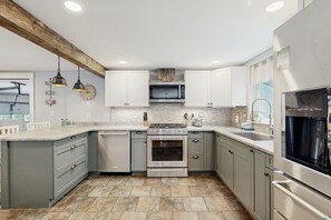 Frigorifero, microonde, forno, piano cottura