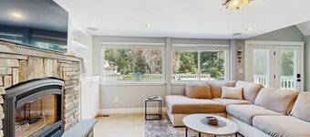 Stunning home with hot tub, outdoor bar, jetted tub & firepit near Wells beaches