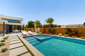 Een verwarmd zwembad