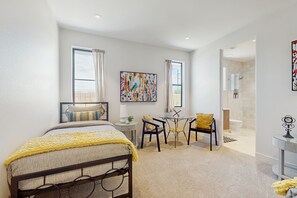 3 soverom, strykejern/-brett, internettilgang og sengetøy