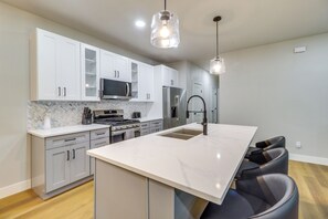 Fridge, microwave, stovetop, dishwasher