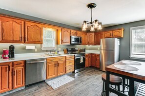 Fridge, microwave, stovetop, dishwasher