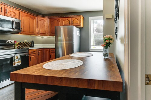 Walk to Town: Charming Unit w/ Balcony in Bedford!
