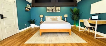 Private Studio/5 Min to DT / Self Check-In / 75"TV