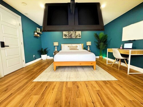 Private Studio/5 Min to DT / Self Check-In / 75"TV