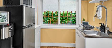 Réfrigérateur, micro-ondes, plaque de cuisson, grille-pain