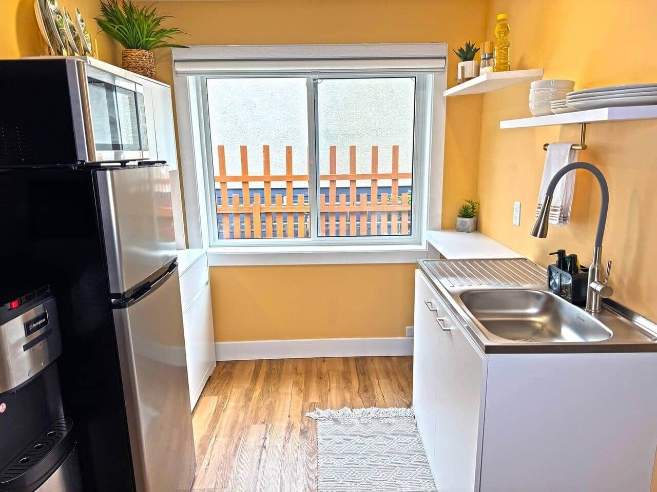 Jääkaappi, mikroaaltouuni, liesi, leivänpaahdin