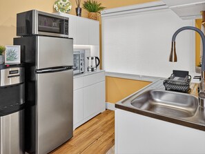 Réfrigérateur, micro-ondes, plaque de cuisson, grille-pain