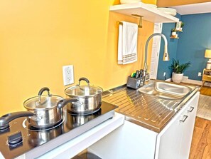 Fridge, microwave, stovetop, toaster - Private Studio/5 Min to DT / Self Check-In / 75"TV (Williams Lake)