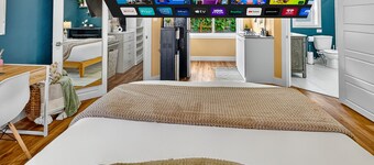 Private Studio/5 Min to DT / Self Check-In / 75"TV