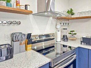 Een koelkast, een magnetron, een oven, een kookplaat