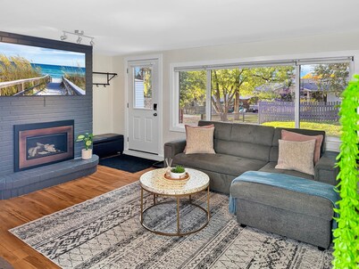 Cozy Suite | 5 Min to DT | Self Check-In | 75" TV