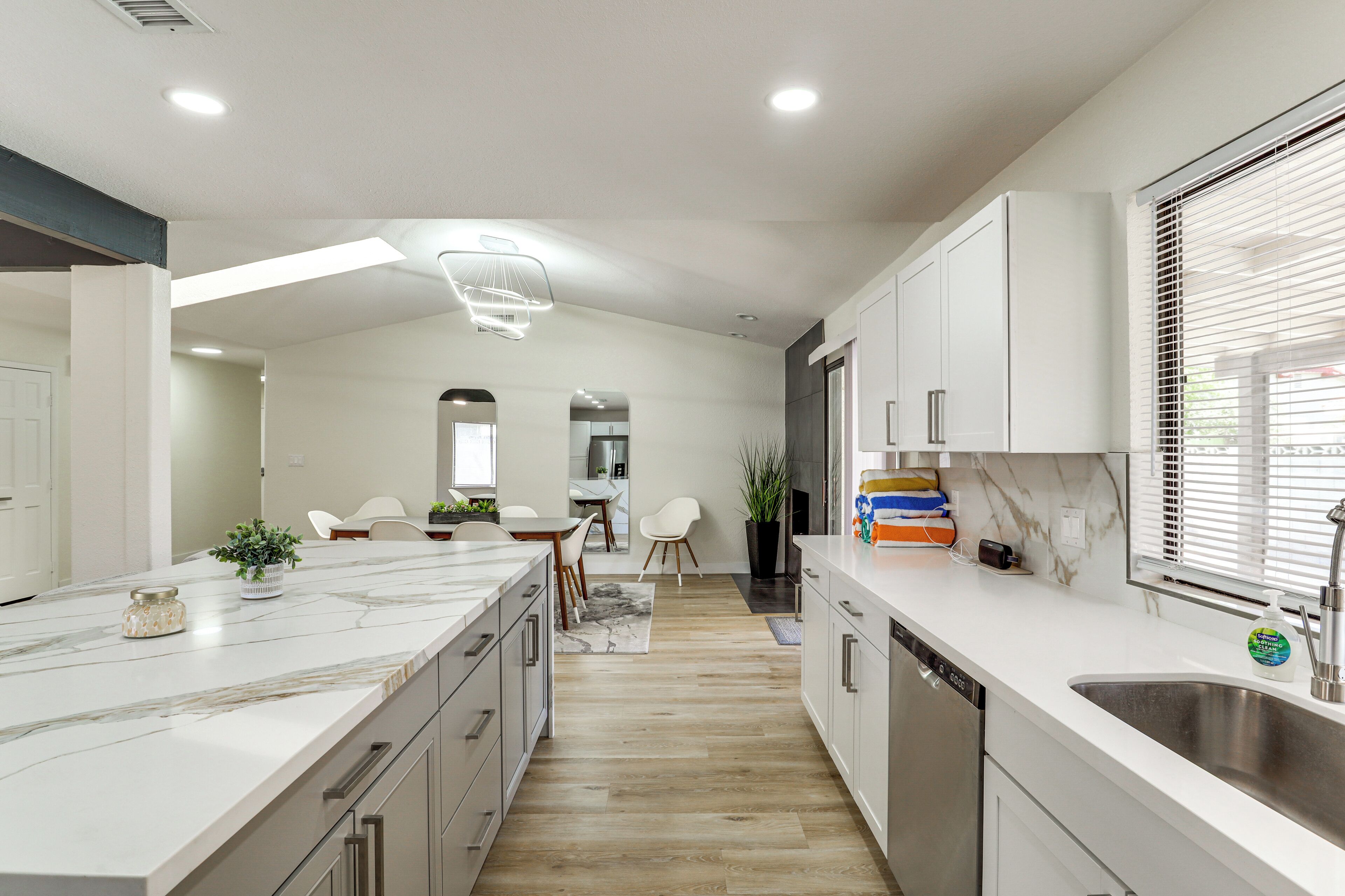 Kühlschrank, Mikrowelle, Herdplatte, Geschirrspüler